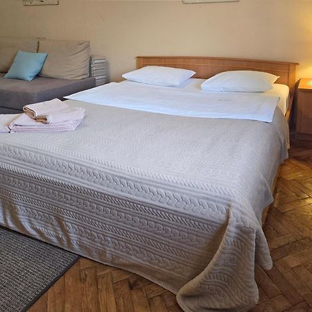Home Hotel Apartments On Lva Tolstogo Kiev Extérieur photo