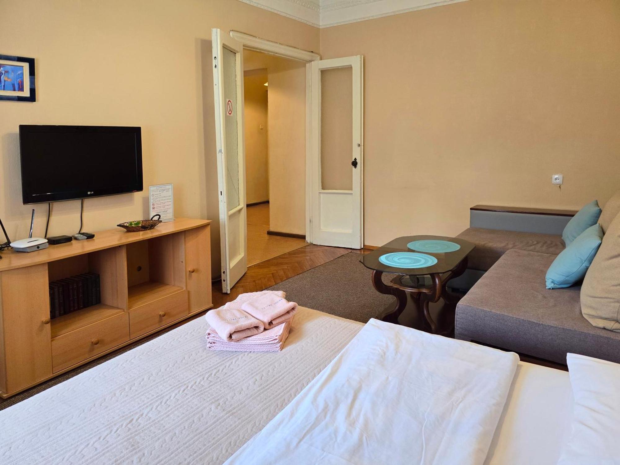 Home Hotel Apartments On Lva Tolstogo Kiev Extérieur photo